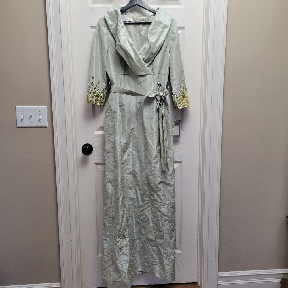 Teri Jon by Ricki Freeman Elegant Green Maxi Dress with Embroidered Sleeves 12
